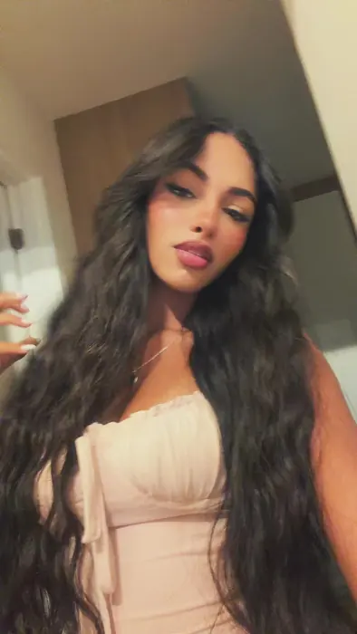 byevinha com cabelo ondulado em uma selfie